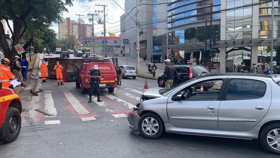 Ambulância dos bombeiros tomba após acidente em Belo Horizonte — Foto: Herbert Cabral/TV Globo