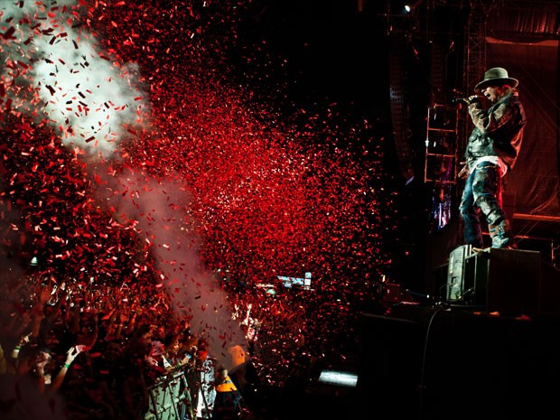 O vocalista Axl Rose em show do Guns N 'Roses (Foto: Divulgação)