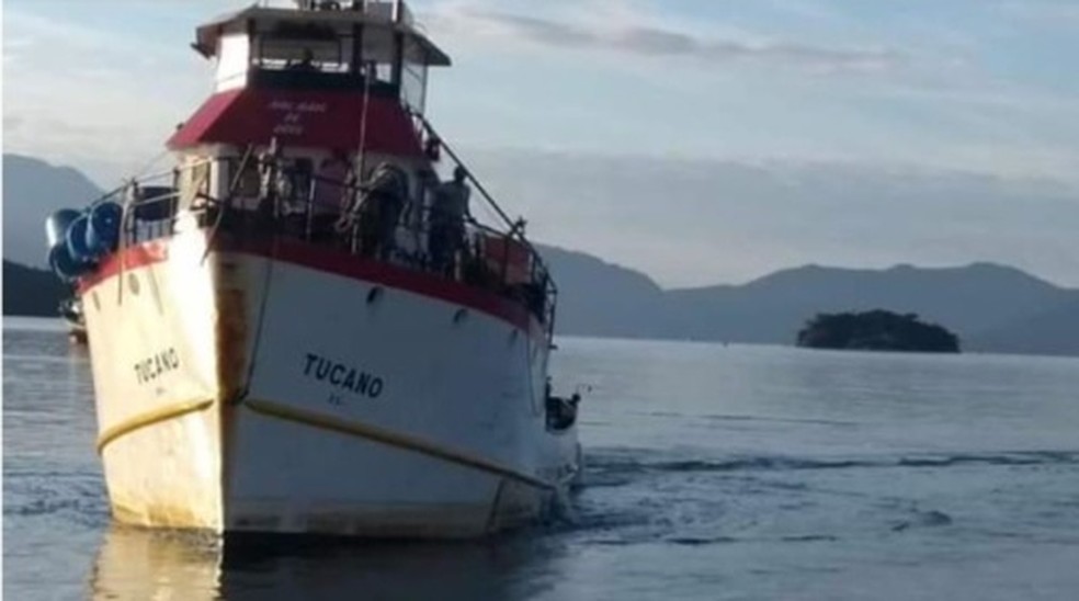 Barco atuneiro com tripulantes naufragou em SC  — Foto: NSC TV/Reprodução 