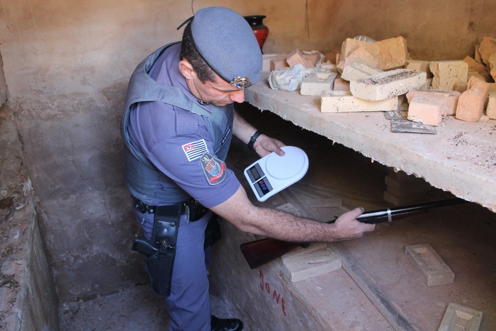 Além de drogas, túmulos escondiam também balanças de precisão e espingardas (Foto: Diego Pereira / Mais Tupã)