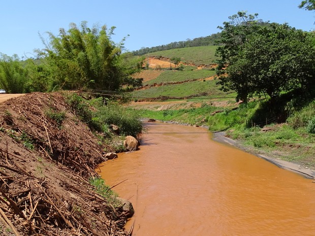 Rio Gualaxo do Norte, em Gesteira, distrito de Barra Longa que ainda acumula lama de Fundão (Foto: Raquel Freitas/G1)