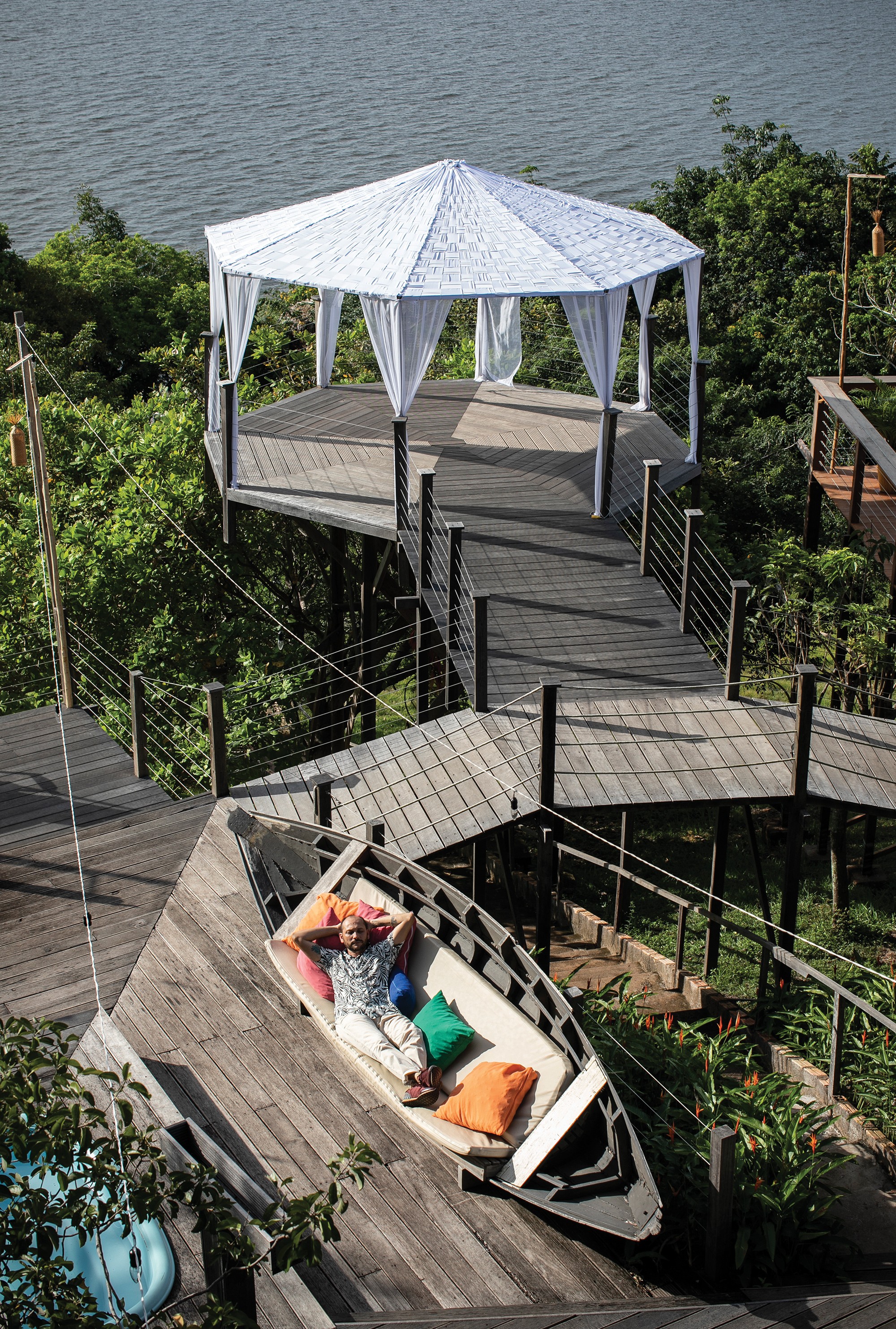 Vida fluvial: vista da varanda de Saulo Jennings que tem o Tapajós como quintal (Foto: Deco Cury)