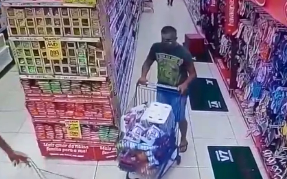 Homem enche carrinho de compras e sai do supermercado sem pagar, em Aparecida de Goiânia, Goiás — Foto: Divulgação/TV Anhanguera
