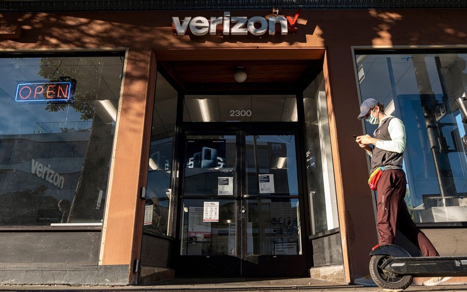 Verizon Communications Stores Ahead Of Earnings Figures