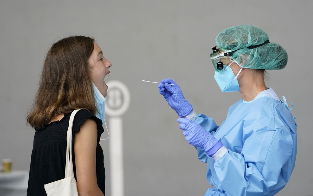 Testes PCR se intensificam na Espanha, onde 16 mil novos casos de Covid-19 foram registrados em três dias — Foto: Reuters/Vincent West