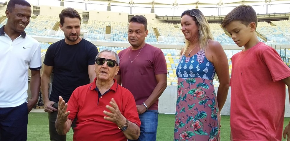 JanuÃ¡rio conversa com Valdeir, SÃ¡vio, William e familiares de Ã‰zio no MaracanÃ£ â€” Foto: Guilherme Oliveira