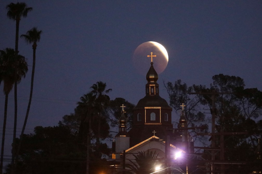 Imagem do eclipse lunar feito na região da Igreja Ortodoxa Ucraniana de St. Andrew, em Los Angeles — Foto: David Swanson / Reuters