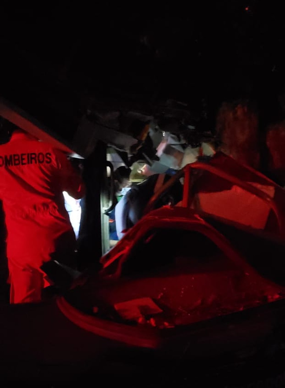 Bombeiros retiraram vítimas presas às ferragens — Foto: Ascom/Bombeiros