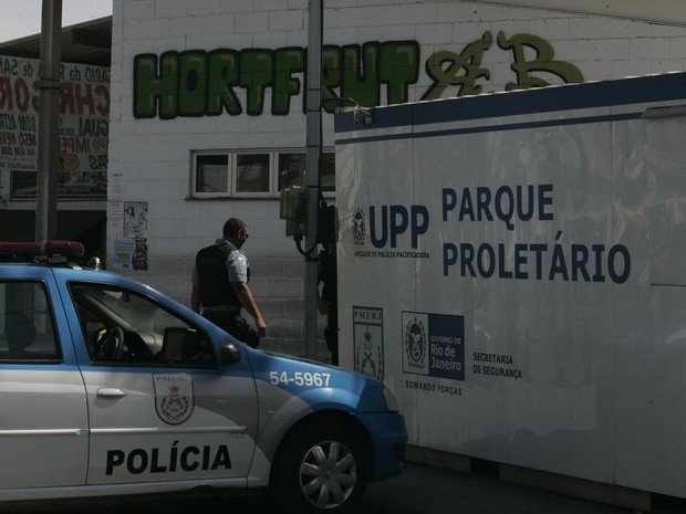 Após morte de PM, policiamento foi reforçado na comunidade do Parque Proletário, no Conjunto de Favelas do Alemão. (Foto: Alessandro Costa / Agência O Dia / Estadão Conteúdo)