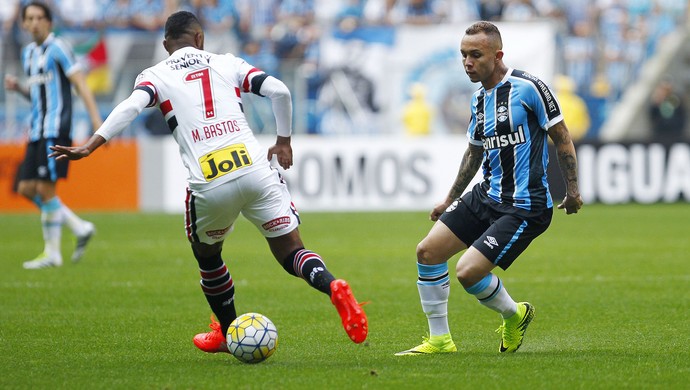 Everton sente a coxa direita ainda no 1º tempo e será reavaliado pelo Grêmio