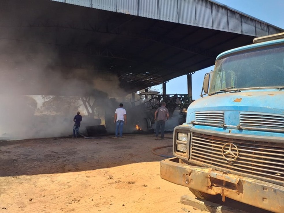 Funcionários e testemunhas apagaram fogo na fazenda em Marcelândia: um homem morreu carbonizado — Foto: Divulgação