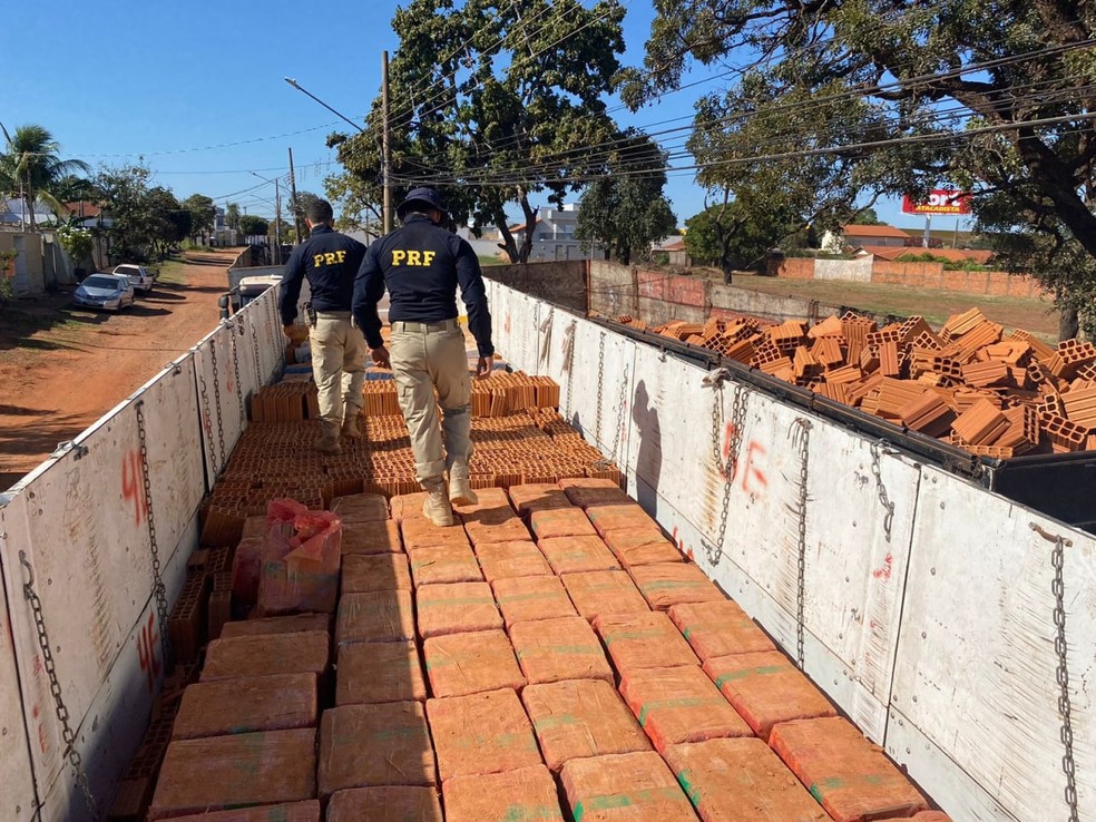 A Polícia Rodoviária Federal (PRF) apreendeu 12 toneladas de maconha escondidas — Foto: PRF/Divulgação