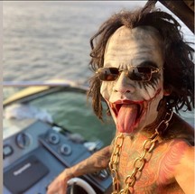 MC Kauan: Funkeiro também ganhou o apelido de Koringa por se apresentar de cara pintada, com cabelo verde e boca vermelha, — Foto: Reprodução Instagram