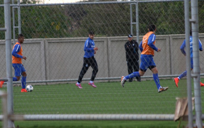 Felipão testa Alan Ruiz e Walace no meio em treino sem Rhodolfo e Luan
