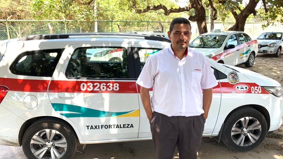 Taxista devolveu 18 mil dólares (cerca de R$ 72 mil) esquecidos por passageiro em táxi de Fortaleza — Foto: Almir Gadelha/SVM