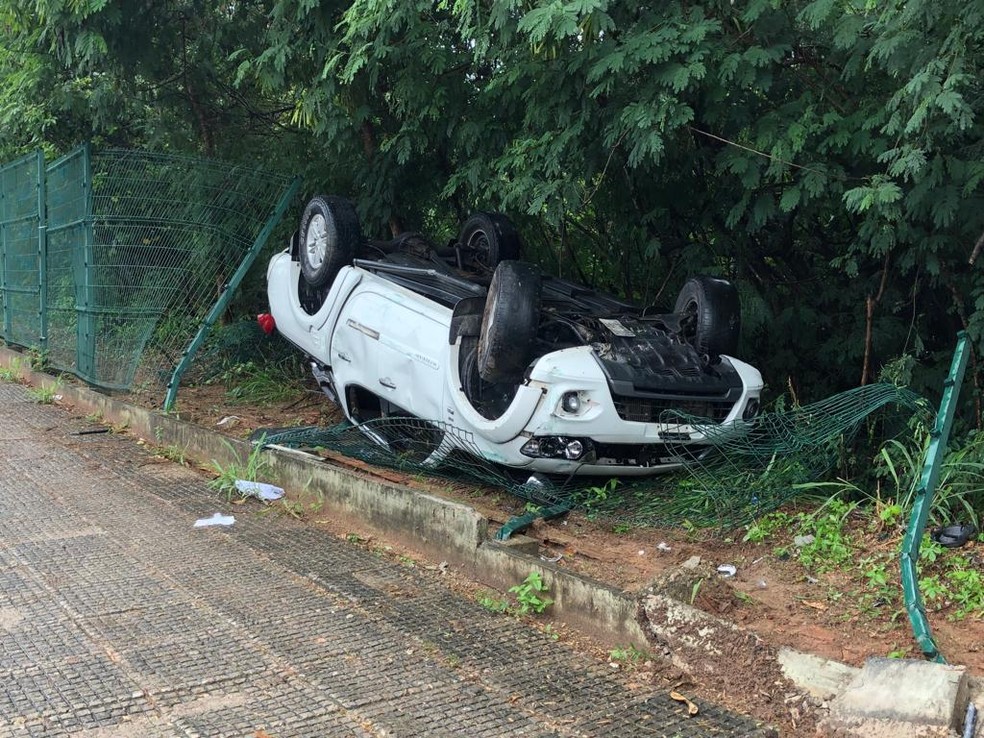 ApÃ³s subir a calÃ§ada, veÃ­culo virou por cima da grade de proteÃ§Ã£o do Parque do CocÃ³. â Foto: Paulo Sadat