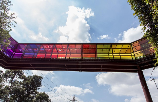 Detalhe da instalação Glossário (Rainbow), de Regina Silveira, no shopping Cidade Jardim (Foto: Divulgação)