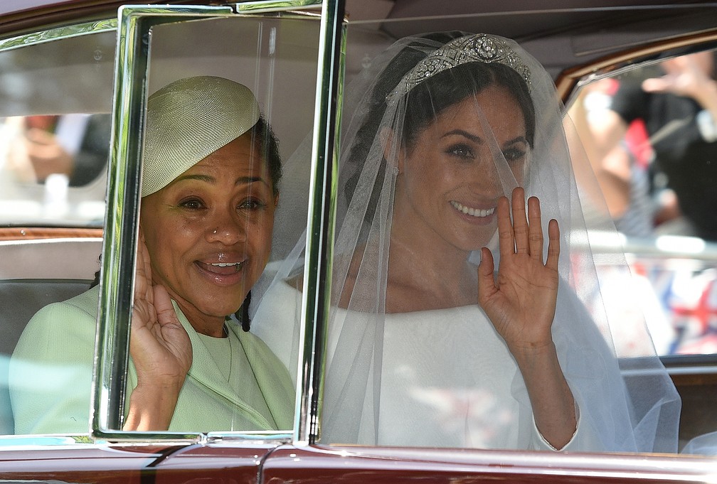 Meghan Markle e a mãe no carro chegando ao Castelo de Windsor (Foto: Oli Scarff/AFP)