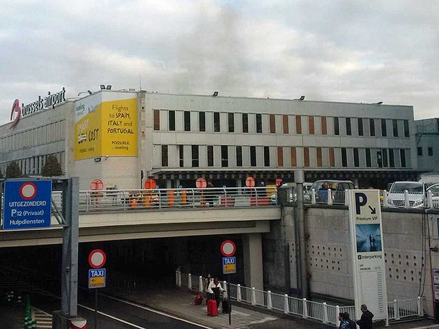 Fumaça no terminal de embarque do Aeroporto Internacional de Zaventem, em Bruxelas, na Bélgica, após explosões (Foto: Daniela Schwarzer / via AP Photo)