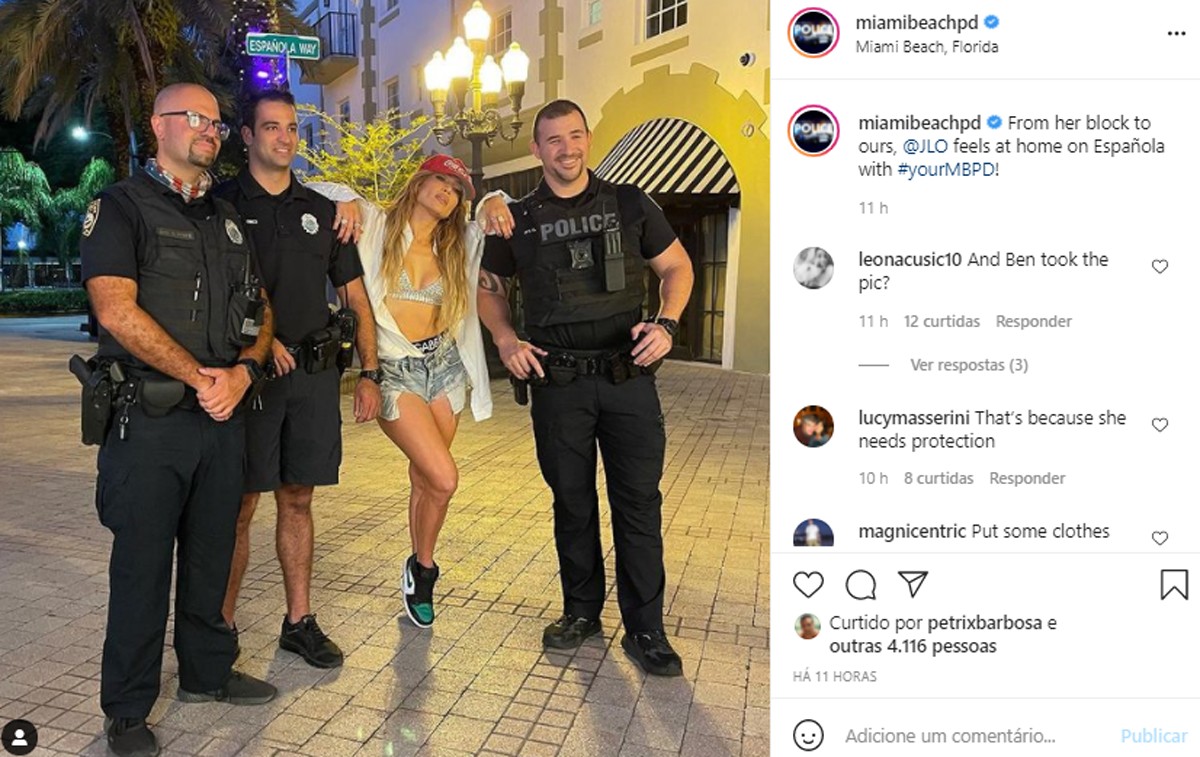 Jennifer Lopez é tietada por policiais ao gravar clipe (Foto: Reprodução/Instagram)