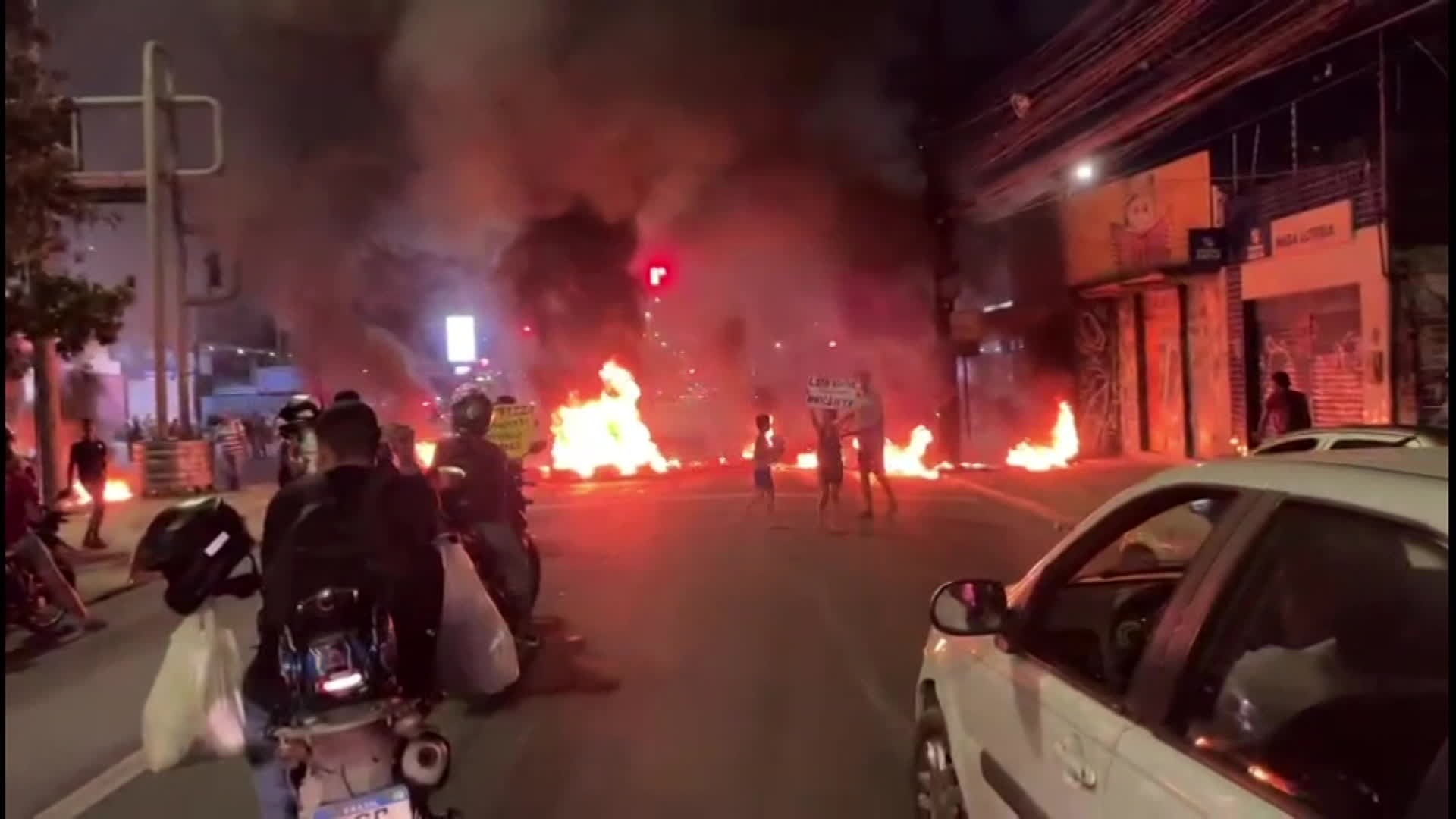 Manifestantes tocam fogo em pneus e interditam trânsito nos dois sentidos da Av. Caxangá; veja vídeo