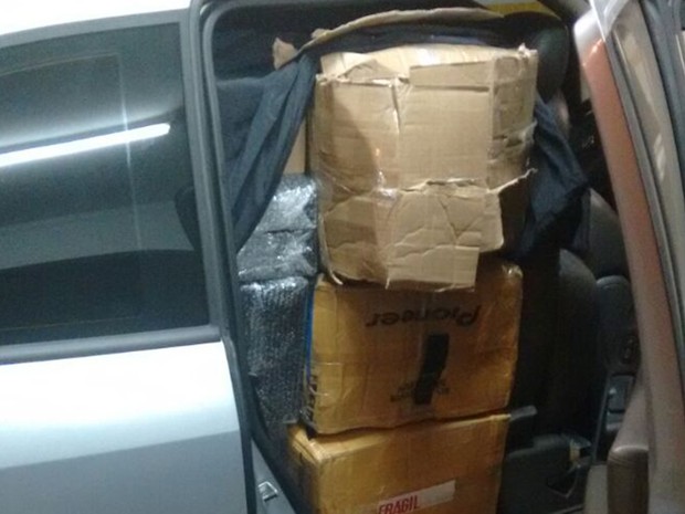 Mercadoria foi apreendida e levada para a delegacia da Polícia Federal (Foto: Divulgação/Polícia Militar Rodoviária)