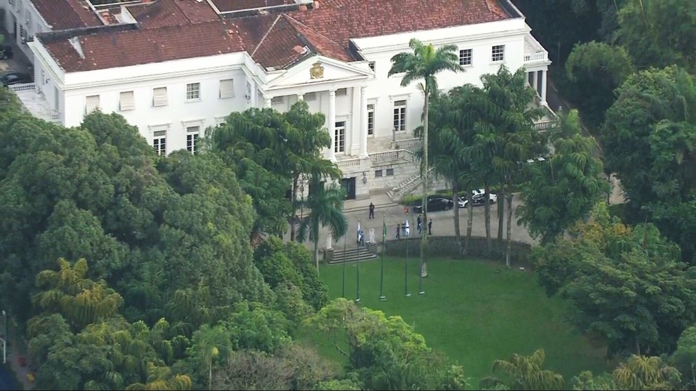 Agentes cumprem mandado de busca no Palácio da Cidade, em Botafogo — Foto: Reprodução/TV Globo