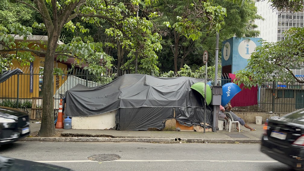 Cris e Mateus moram em barraca improvisada em uma travessa da Avenida Paulista. — Foto: André Catto/g1