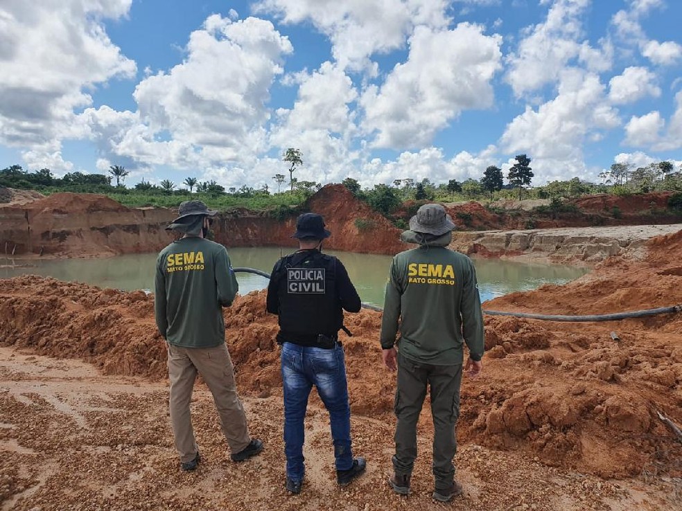 Sema multa e embarga área de desmatamento e garimpo ilegal em MT — Foto: Sema