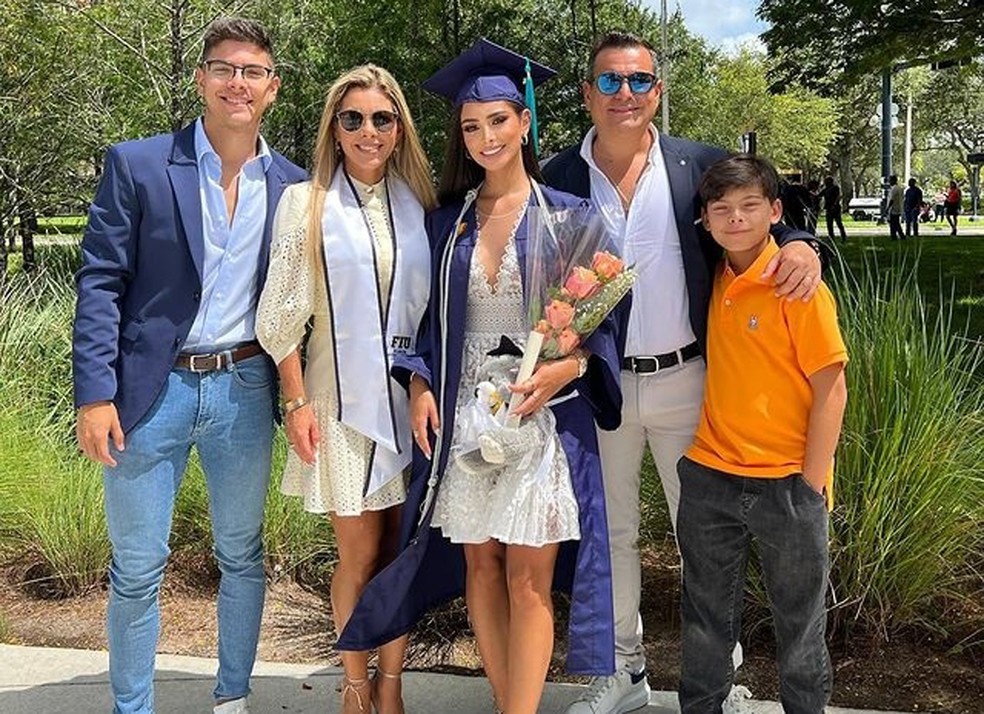 Victoria Ruiz com os pais e os irmãos — Foto: Reprodução Instagram