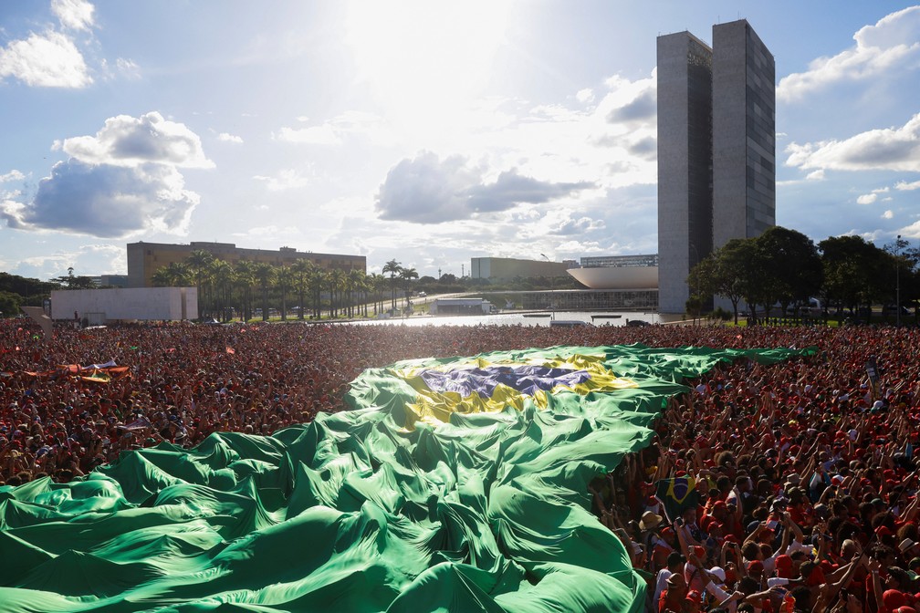 Apoiadores de Lula se reúnem no dia em que ele toma posse como presidente do Brasil — Foto: REUTERS/Adriano Machado