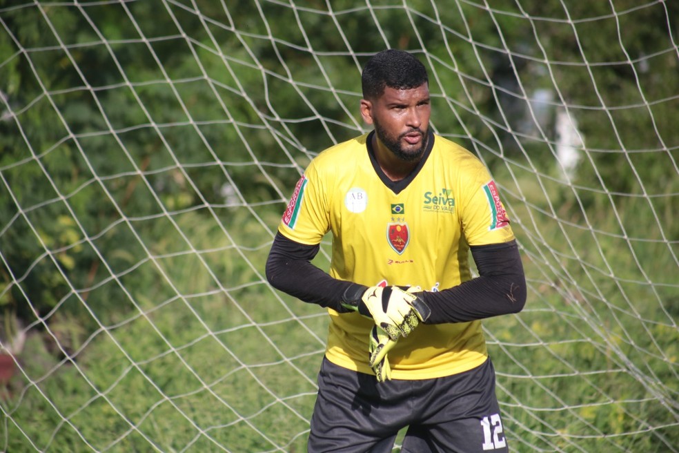 O goleiro Adílson chega ao Petrolina — Foto: Bruno Lopes
