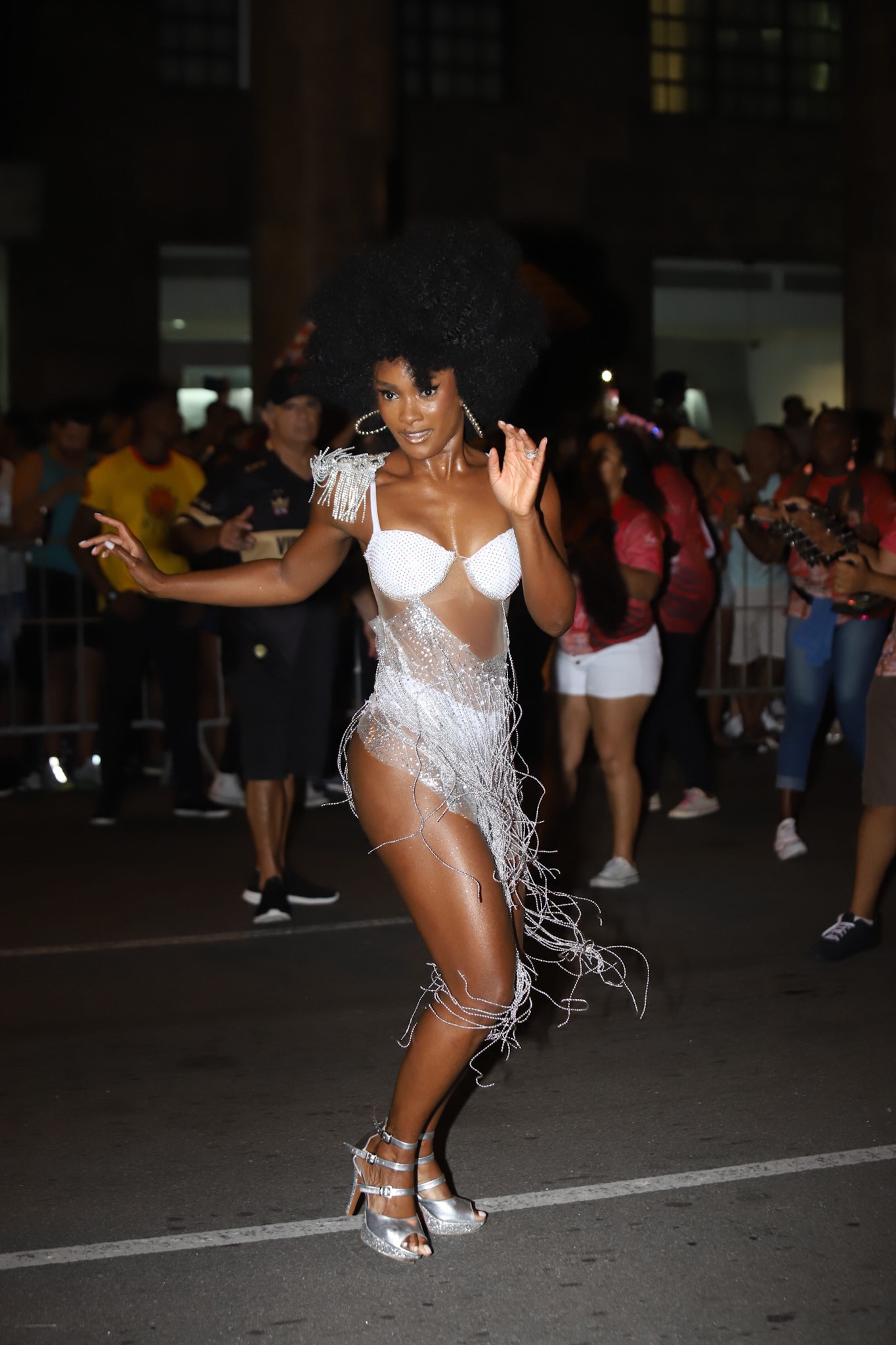 Érika Januza no ensaio de rua da Viradouro (Foto: Beatriz Damy/AgNews)