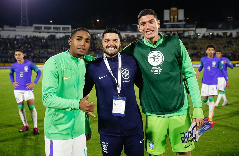 Lorran, Junior Bezerra e Caio Barone em a&ccedil;&atilde;o pelo Brasil no Sul-Americano Sub-17 &mdash; Foto: Rafael Ribeiro / CBF