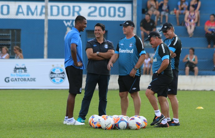 Erazo e jovens da base se integram em treino do Grêmio