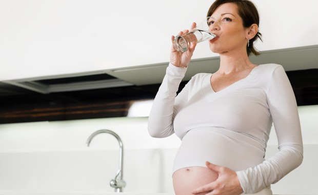 Beber bastante água ajuda a prevenir a prisão de ventre (Foto: Shutterstock)