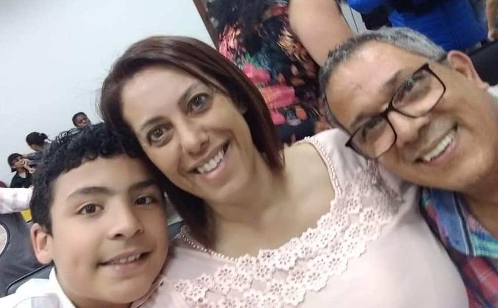 Samuel Araújo (à esq), com a mãe Josiane Araújo e o pai Francisco Araújo. — Foto: Arquivo Pessoal