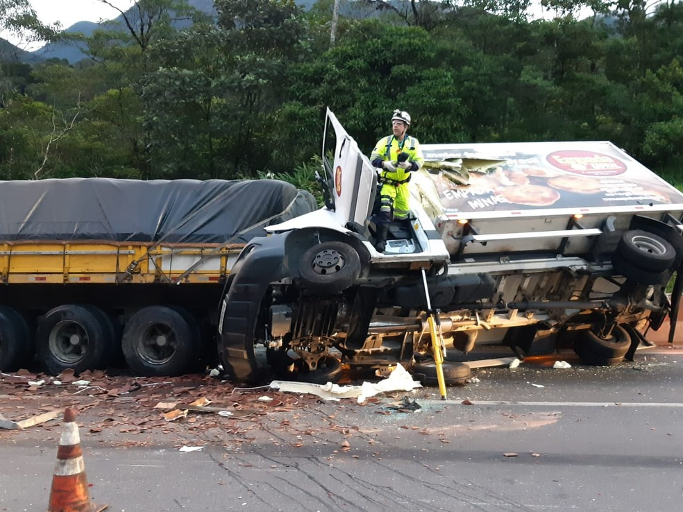 Acidente com quatro caminhões na BR-376, em Guaratuba — Foto: Divulgação/PRF