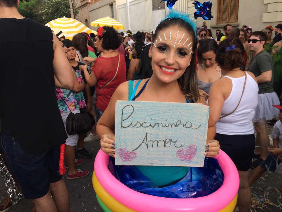 Antes de a Mooca virar uma piscina, a Talita aproveitou a festa do Bloco Ritaleena fantasiada como um dos hits do Carnaval 2019 — Foto: Thiago Lavado/G1
