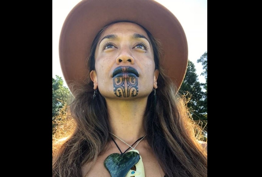 Tatuagem do povo maori no queixo (Foto: Reprodução/Daily Mail)