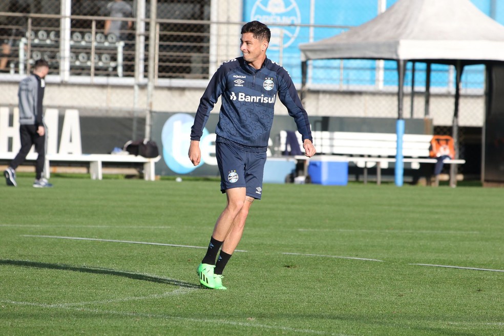 Diogo Barbosa assume lateral do Grêmio — Foto: João Victor Teixeira