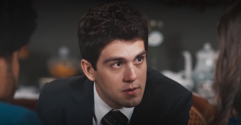 Julio (Daniel Rangel) descobre que Gilda (Mariana Ximenes) foi presa outras vezes também em 'Amor Perfeito' — Foto: Globo