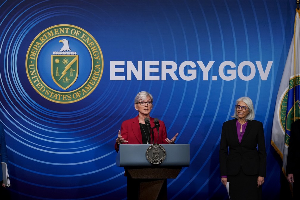 Ao centro, a secretária de Energia dos EUA, Jennifer Granholm, faz o anúncio em uma coletiva de imprensa junto com representantes da Administração Nacional de Segurança Nuclear (NNSA) e do Laboratório Nacional Lawrence Livermore (LLNL), um centro de pesquisa em energia nuclear do país. — Foto: AP Photo/J. Scott Applewhite