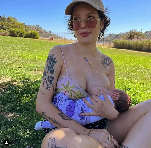 A cantora Halsey com o filho (Foto: Instagram)