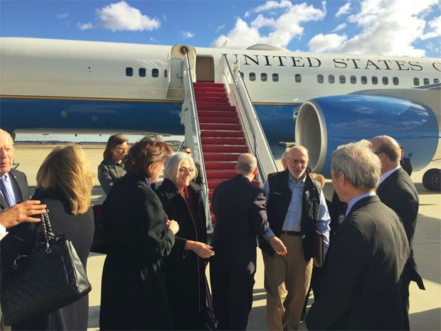 Alan Gross desembarca em Maryland nesta quarta-feira (17) (Foto: Reuters)