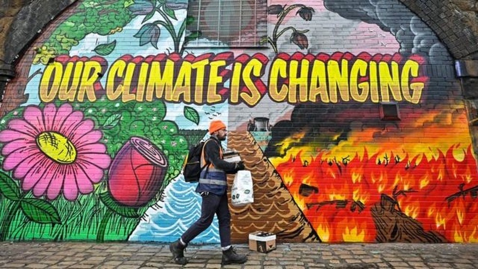 "Nosso clima está mudando", diz mural pintado em Glasgow, local onde ocorre a COP26 — Foto: Getty Images via BBC