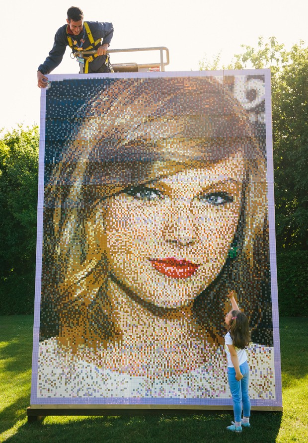 Painel da Taylor Swift em parque temático do Lego no Reino Unido (Foto: Getty Images)