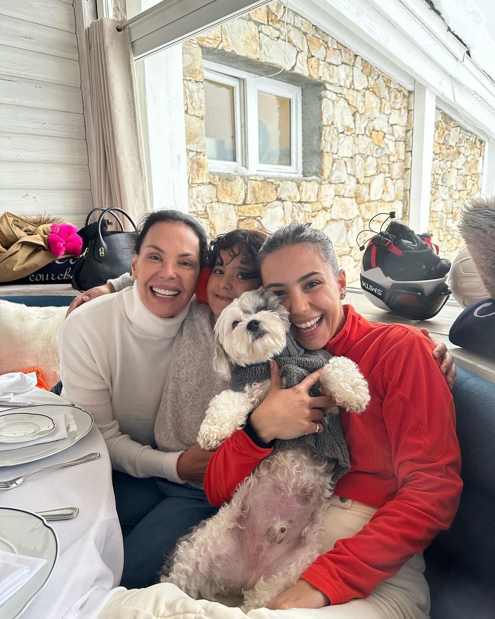 Carolina Ferraz com Isabel e Valentina — Foto: Reprodução/Instagram