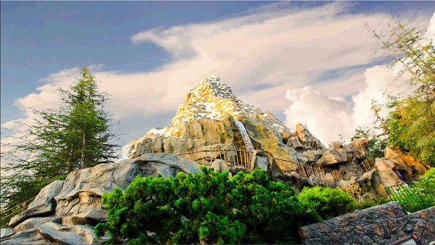 A montanha-russa original, na Disneyland (Foto: Reprodução / Disney Parks)