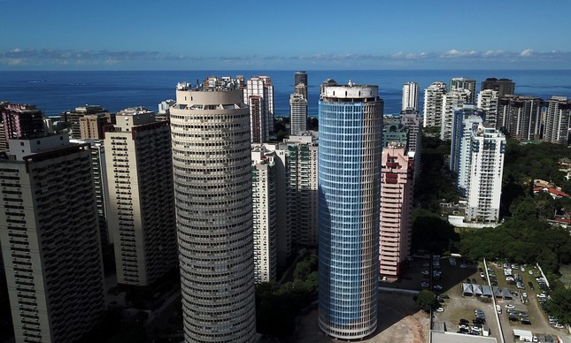 As duas primeiras das 80 torres redondas previstas pelo Plano Piloto da Baixada de Jacarepaguá para a Barra